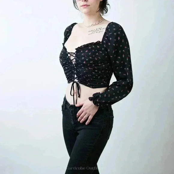 F21 Lace-Up Peasant Long Sleeve Crop Top - Picture 4 of 5